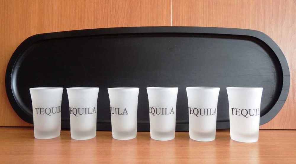 Чашки за шотове Текила – 6 броя + поднос от бамбукова дървесина
