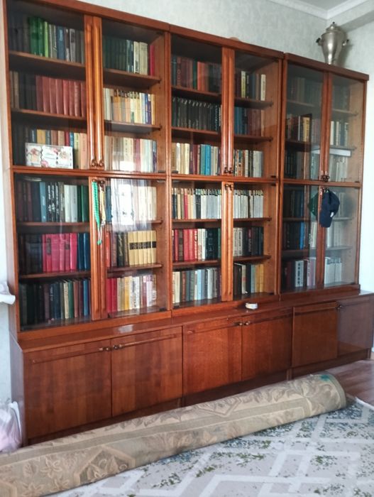 Продам книжный шкаф