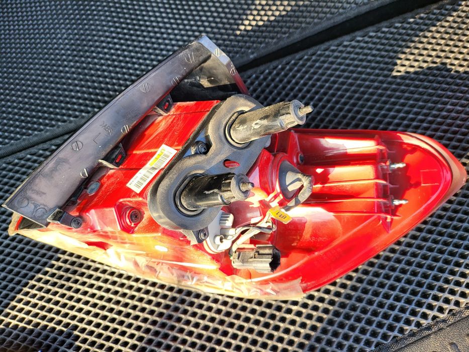 Задняя левая фара