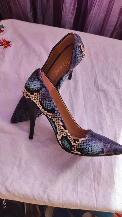 Чисто нови обувки на висок ток "Змия"