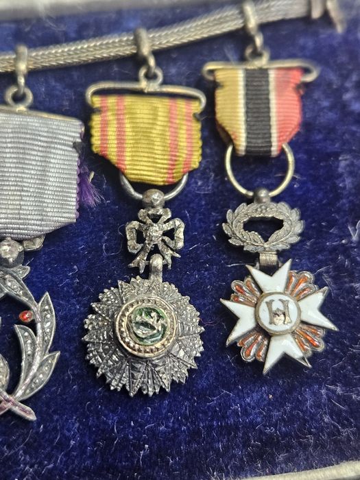 Сребърни френски мадали.