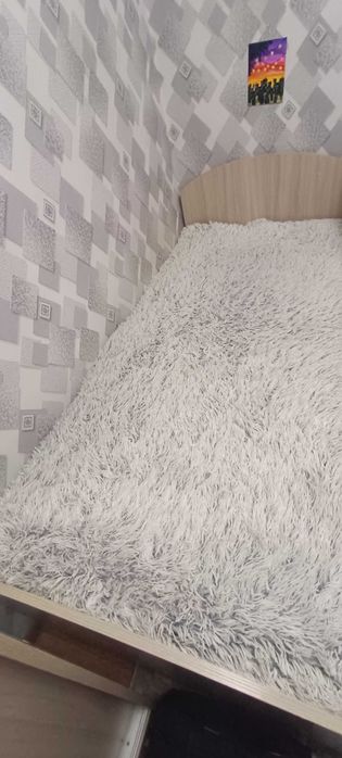 Кровать с матрасом.