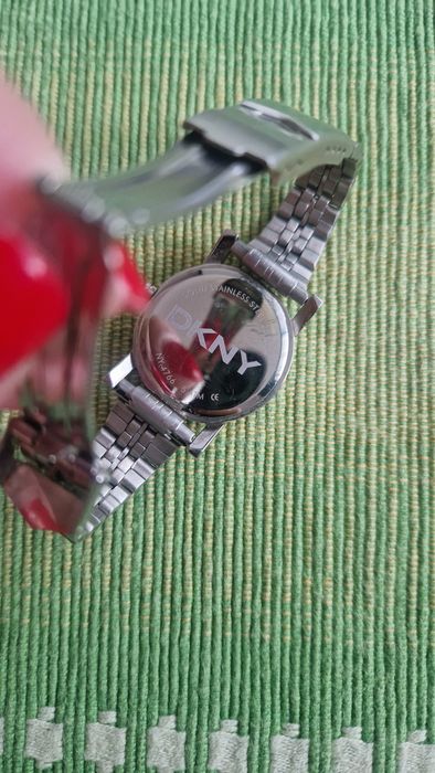 Дамски часовник DKNY със седеф , с подарък