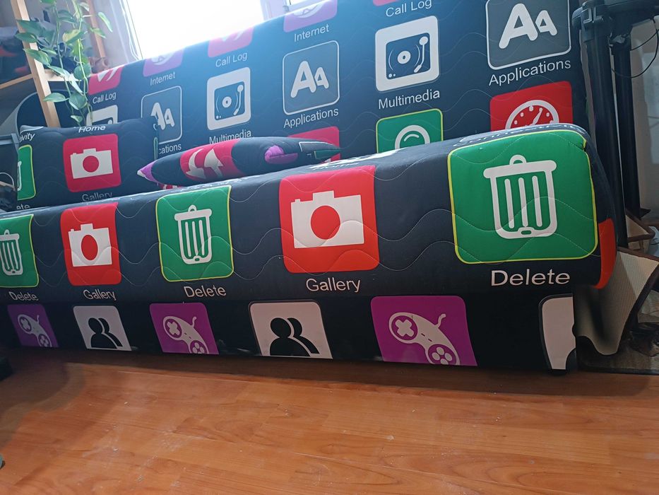 Диван с 2 възглавници