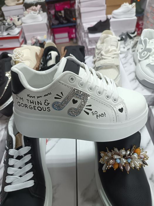 Дамски маратонки на едро