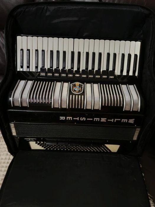 Продавам Акордеон S4 WELTMEISTER