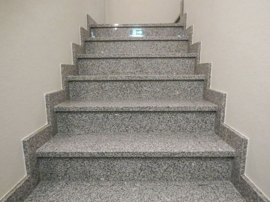 Ступени, лестница из серого гранита.