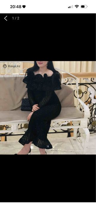 Черное платье очень красивое и элегантное.
