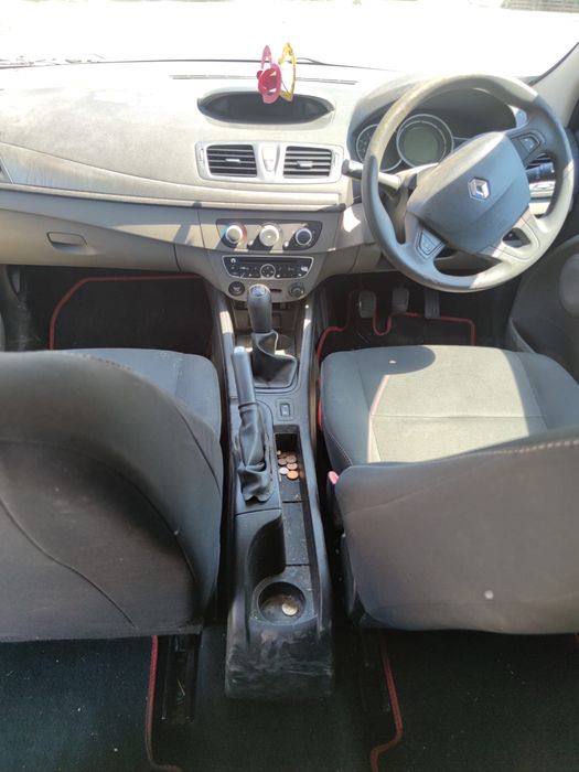 Dezmembrez Renault Megane 3 1.6i 16v 2010