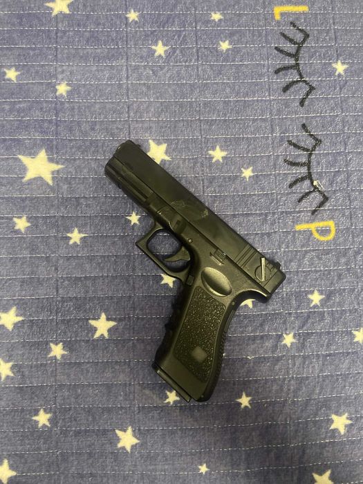 glock 17 airsoft cu 2 incarcatoare 2 moduri semi auto si full auto