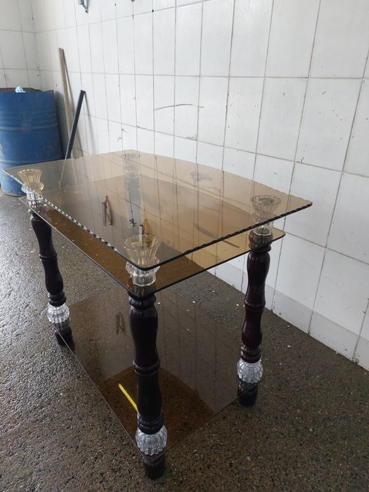 Стеклянный стол под Тв