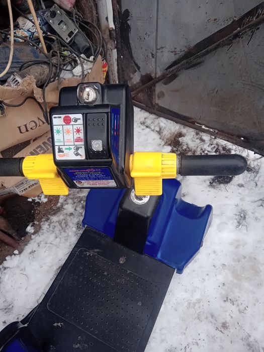 Vind două cărucioare electrice Sterling pentru persoane dizabilități