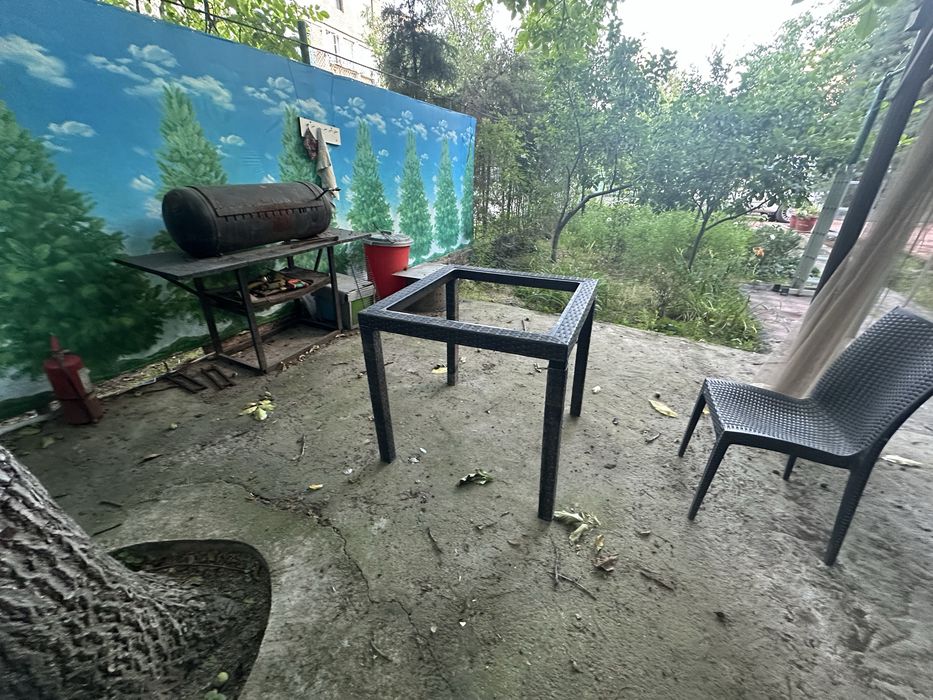 Столы и стулья 10 стульев и 3 стола