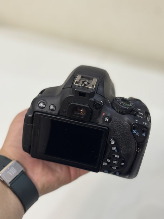 Canon EOS 700D с объективом