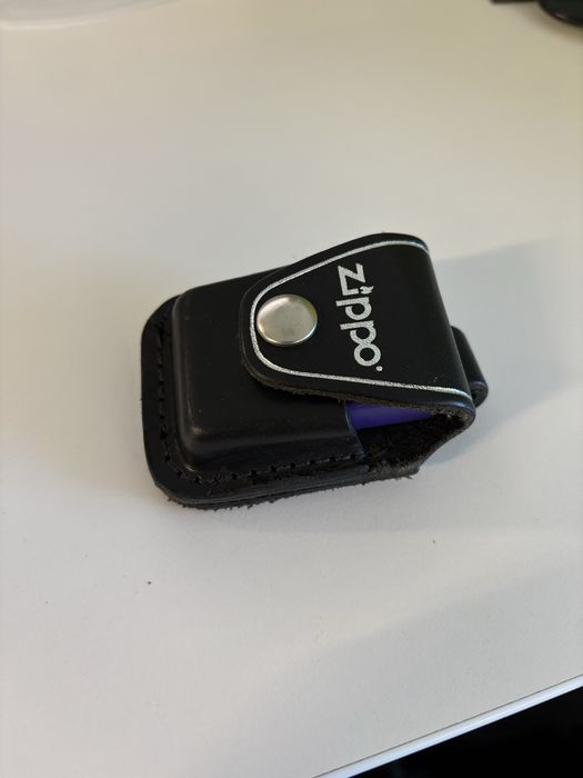 Brichetă Zippo Stüssy „Peace & Prosperity”