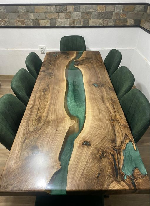 Трапезна маса от орех и епоксидна смола