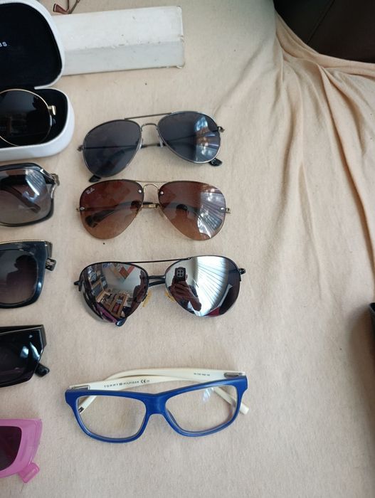 Продавам слънчеви очила.