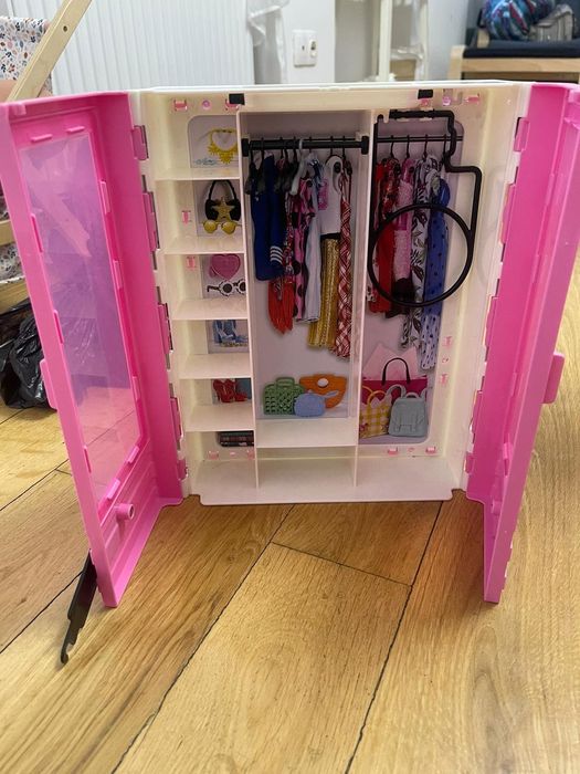 Căsuța Barbie + dressing Barbie