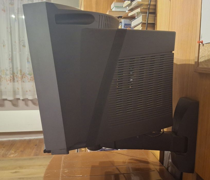 Телевизор SAMSUNG PLANO и стойка за стена