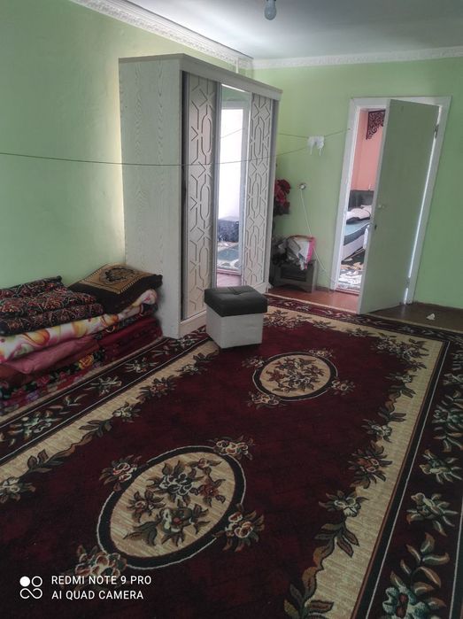Квартира сотилади. Бекорчилар безовта килмасин. Олмвликда 3 хонали