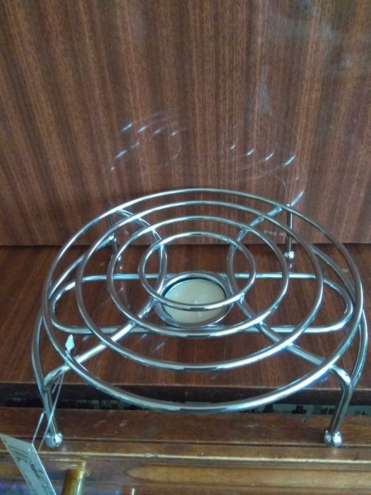 Подогрев для блюд на столе.
