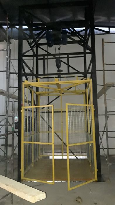 Грузовой лифт для перемещения грузов, нашли свое применение.