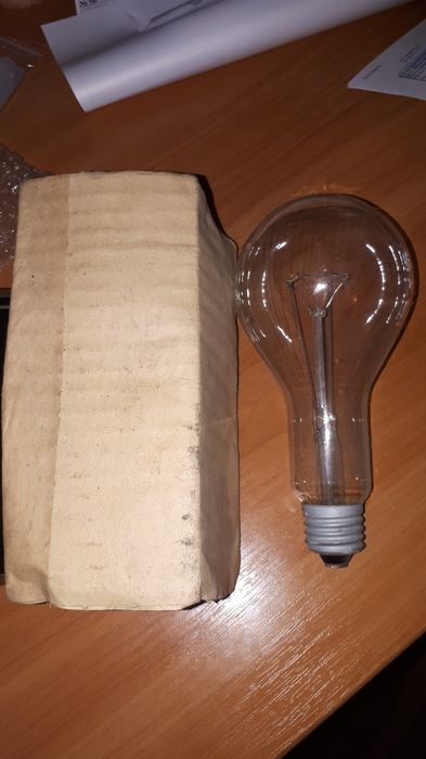 Лампочка большая. Паяльник.
