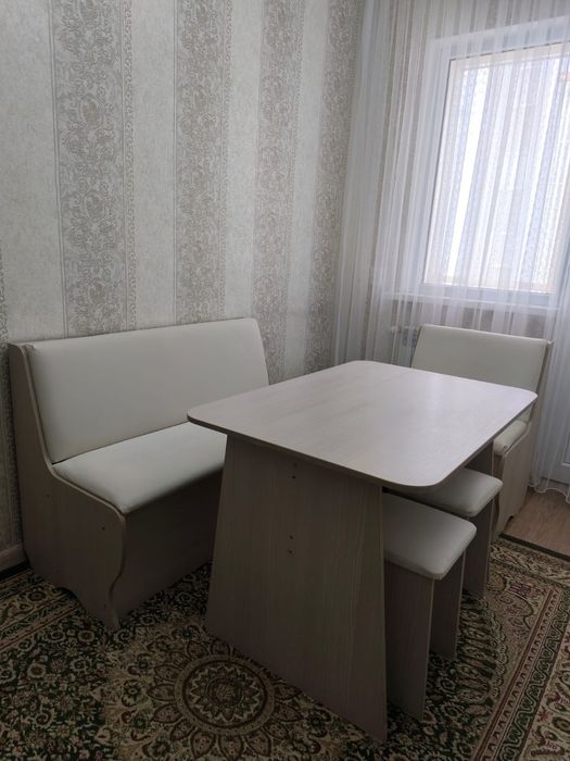 Кухонный столик с табуретками с диваном