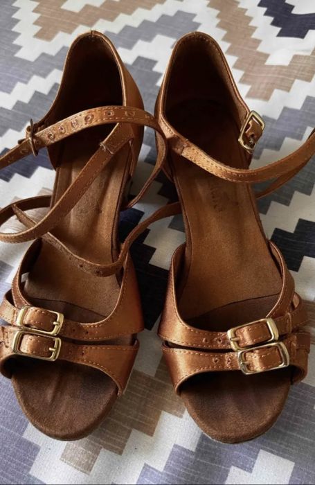 Обувь для бальных танцев