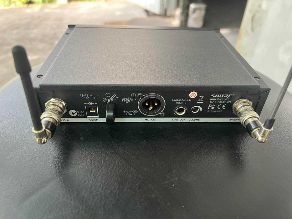 Безжичен микрофонен приемник ''SHURE SLX4''