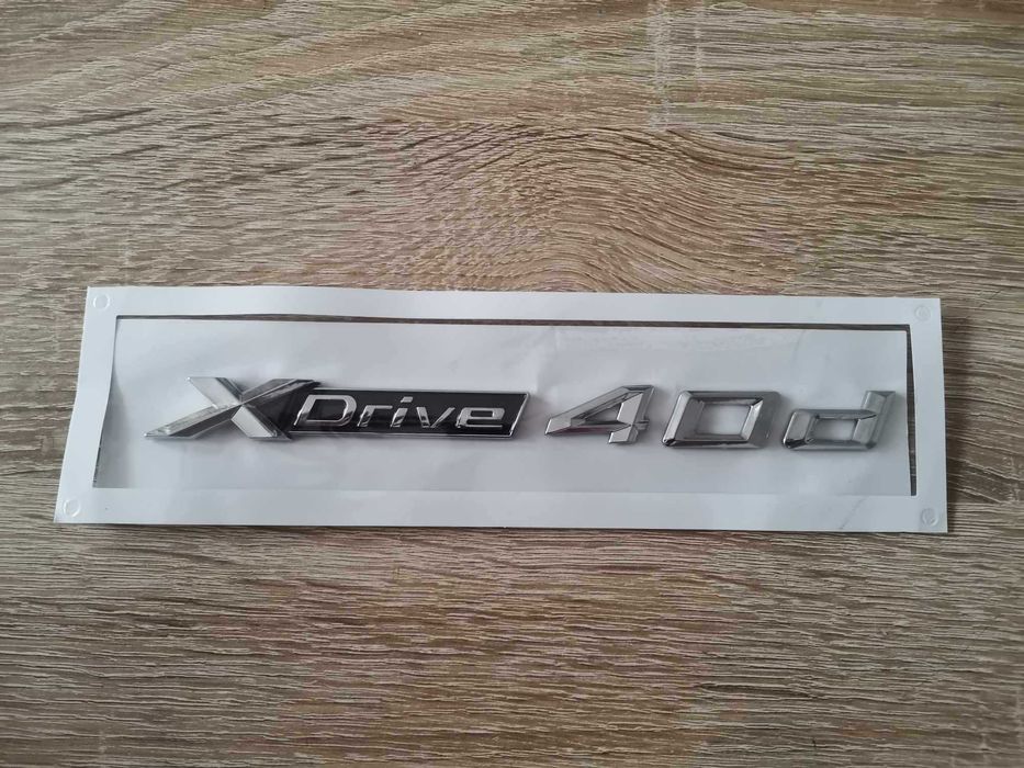 сребрист надпис BMW Xdrive 40d
