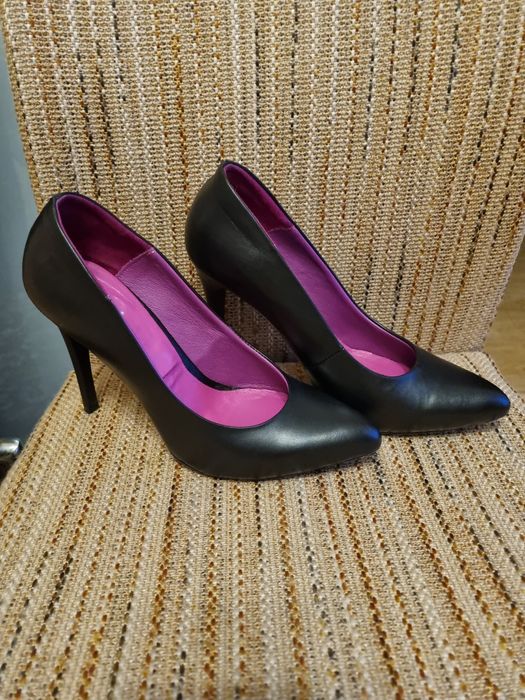 Продавам дамски официални обувки