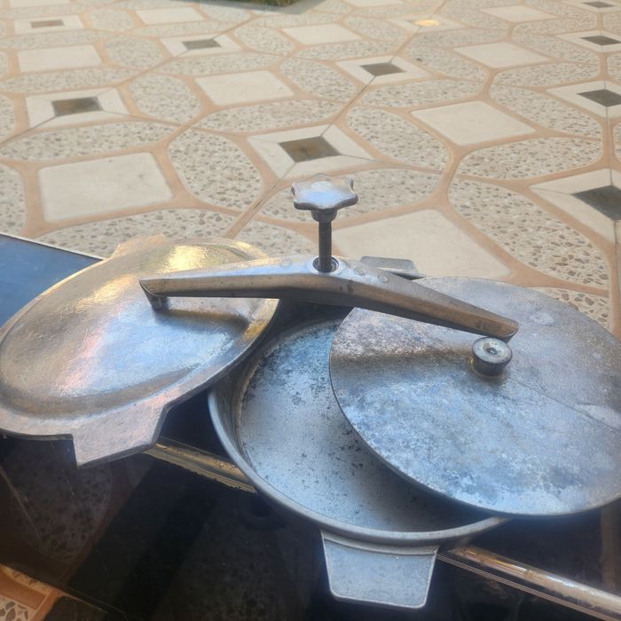 Сковорода для приготовления цыплята табака.