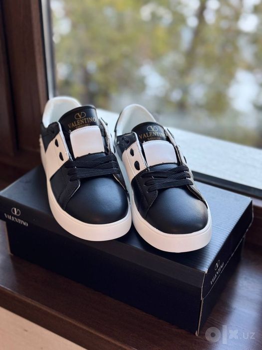 Продажа стильной мужской обуви Valentino.