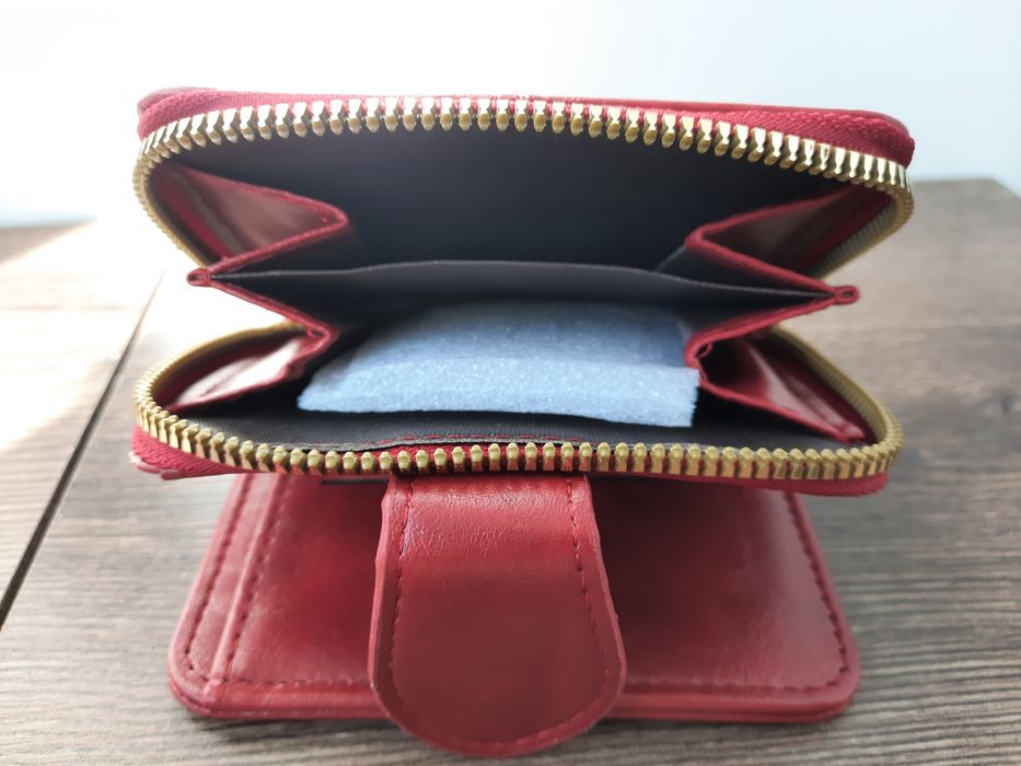 Продавам дамско портмоне