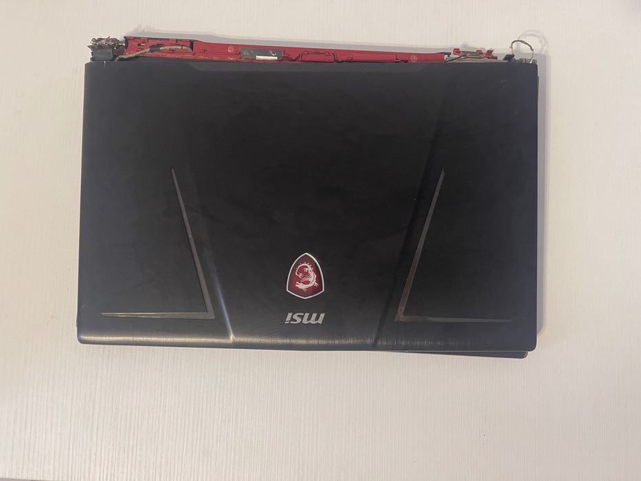 Vând laptop pentru piese.