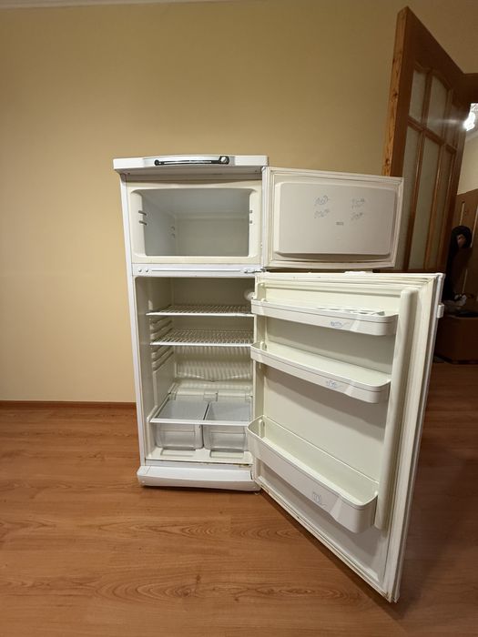 Продам холодильник б/у  2х камерный