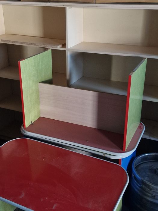 Продам новые цветные столы (4 штуки)