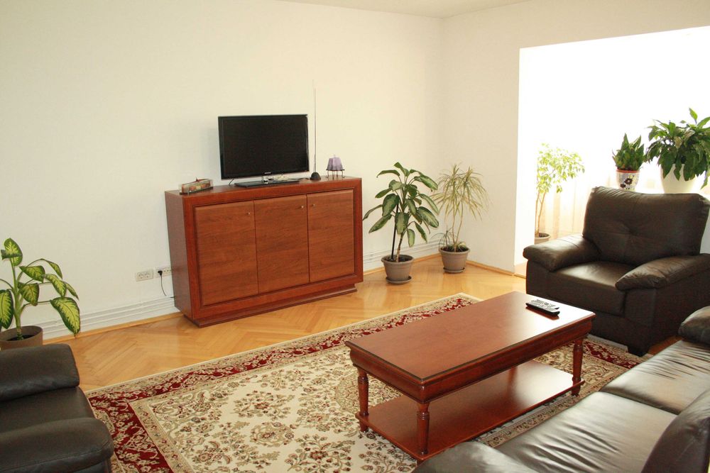 Proprietar închiriez apartament 3 camere, decomandat, zona Bucovina