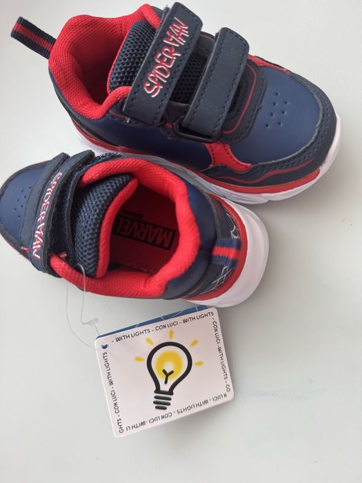 Adidasi cu lumini marimea 21