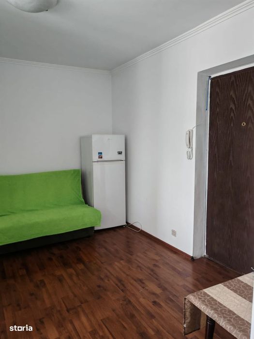 Doamna Dhica ,Ziduri intre vii