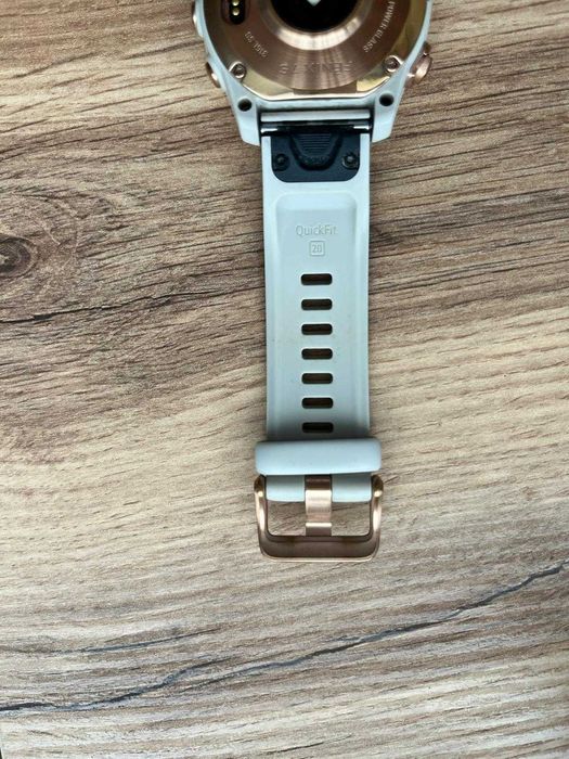 Garmin Fenix 7S Solar (42 mm), varianta Rose Gold, cu încărcare solara