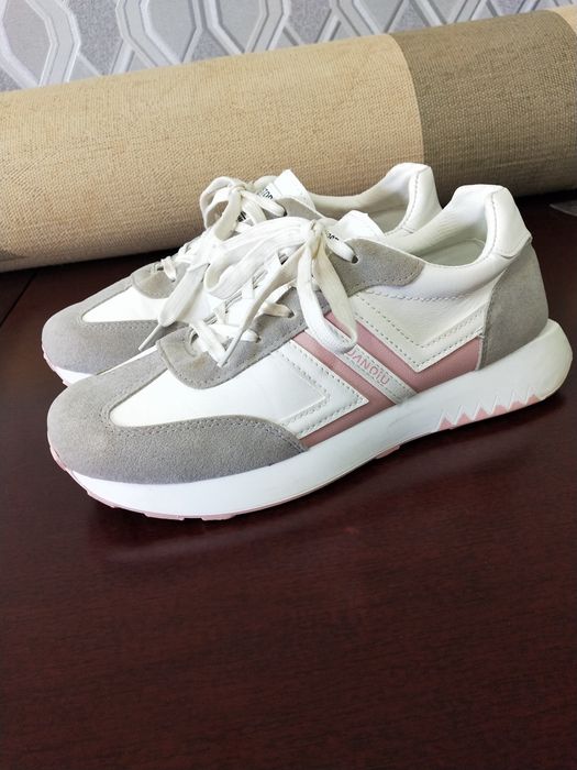 Модные  женские кроссовки