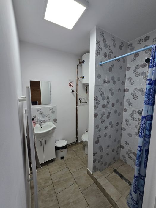 Închiriez cabană cu ciubăr