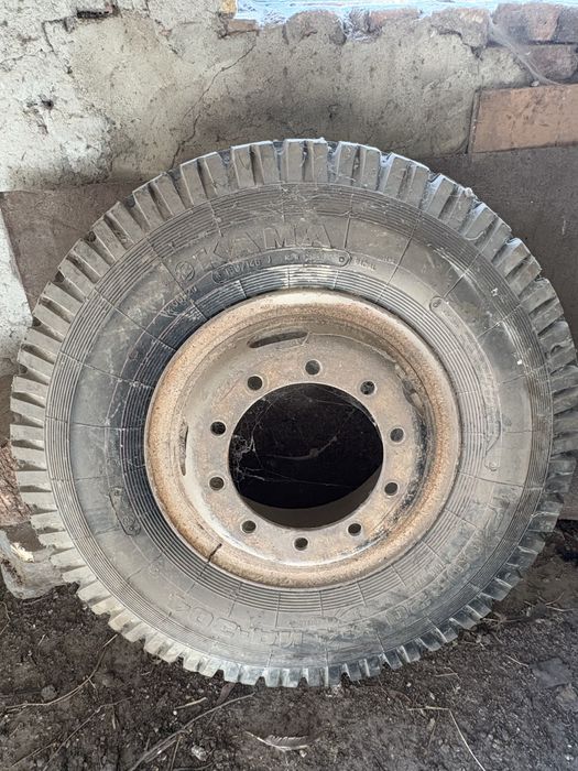 Гуми с джанти за камион