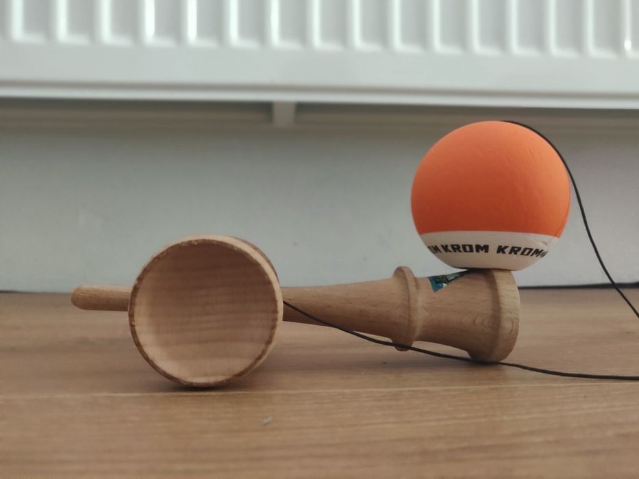 Kendama KROM Nouă - Portocaliu/Alb - Râmnicu Valcea