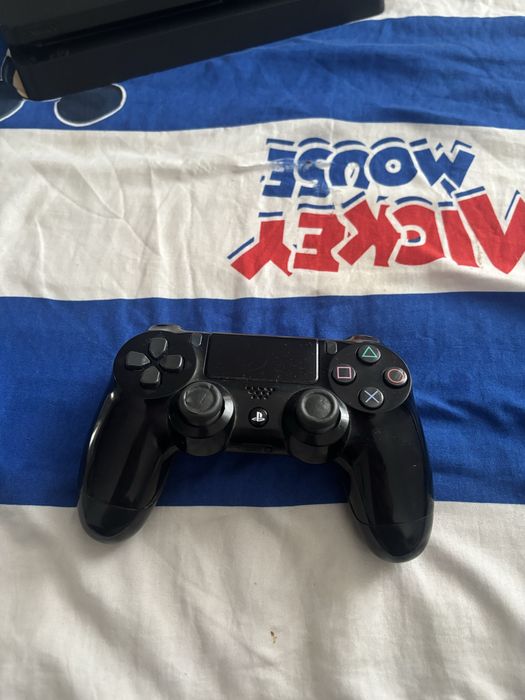 vand ps4 cu 2 manete si 3 jocuri(Mafia3,wwwe2k17,nfs payback) preț negociabil