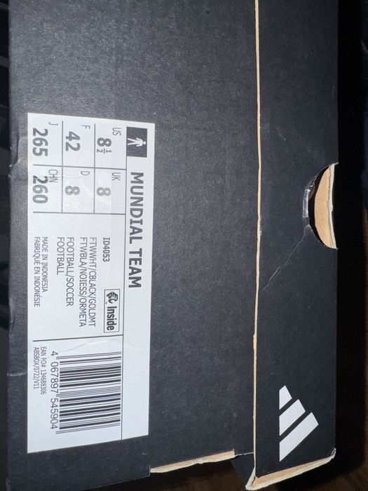 Продавам футболни обувки Адидас