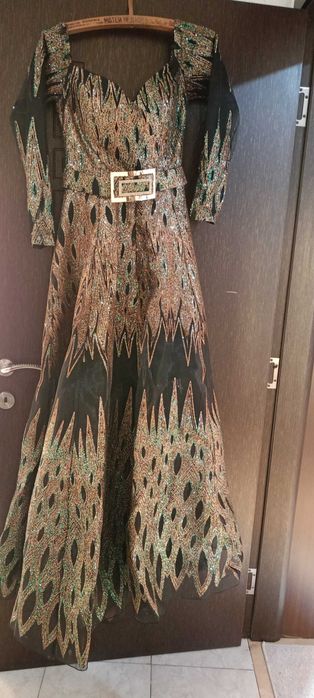 Продавам бална рокля обличана за 2 часа. Купувана е от бутик.