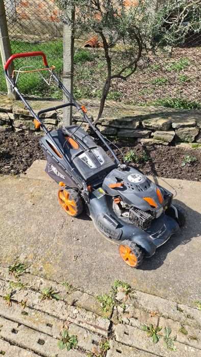 Бензинова самоходна косачка